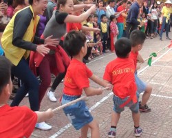 GDTrH. Trường PTDTBT THCS Chiềng Sơ, phòng Giáo dục và Đào tạo huyện Điện Biên Đông đón bằng công nhận đạt chuẩn quốc gia năm 2016.